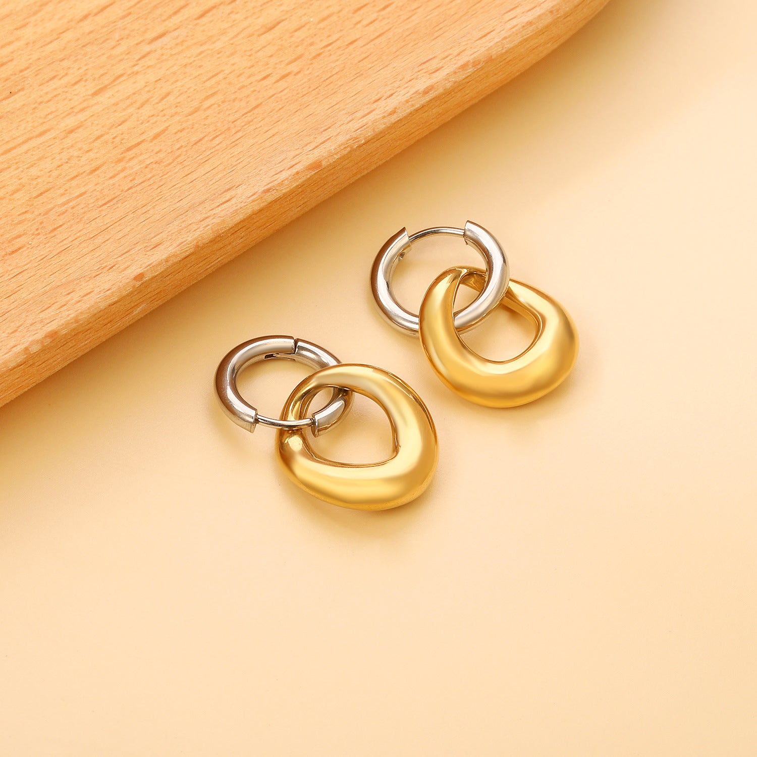 Damen creolenförmige Ohrstecker mit elegantem Perlendesign Shop Nory