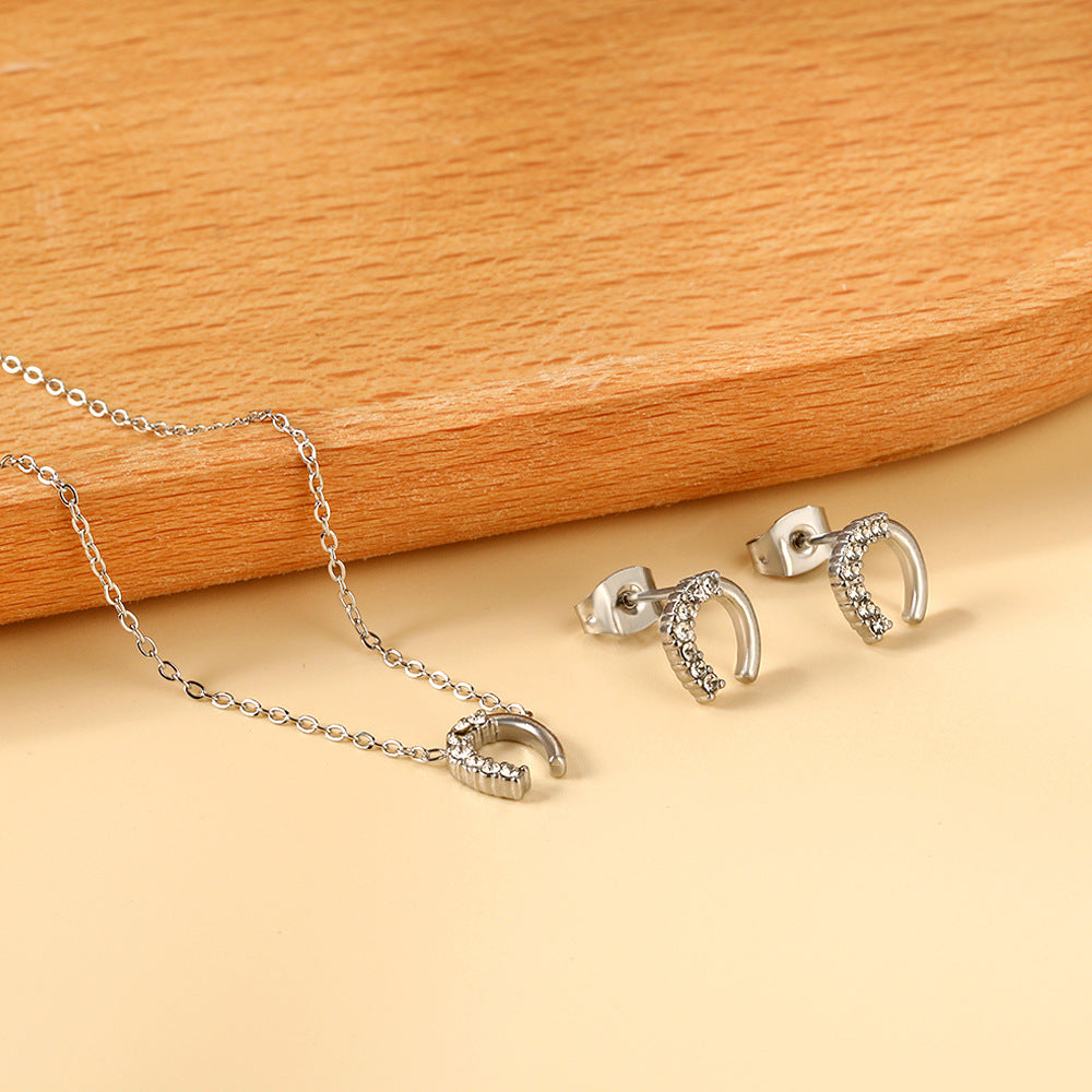 Damen Schmuckset mit funkelndem Hufeisen-Anhänger und passenden Ohrsteckern Shop Nory