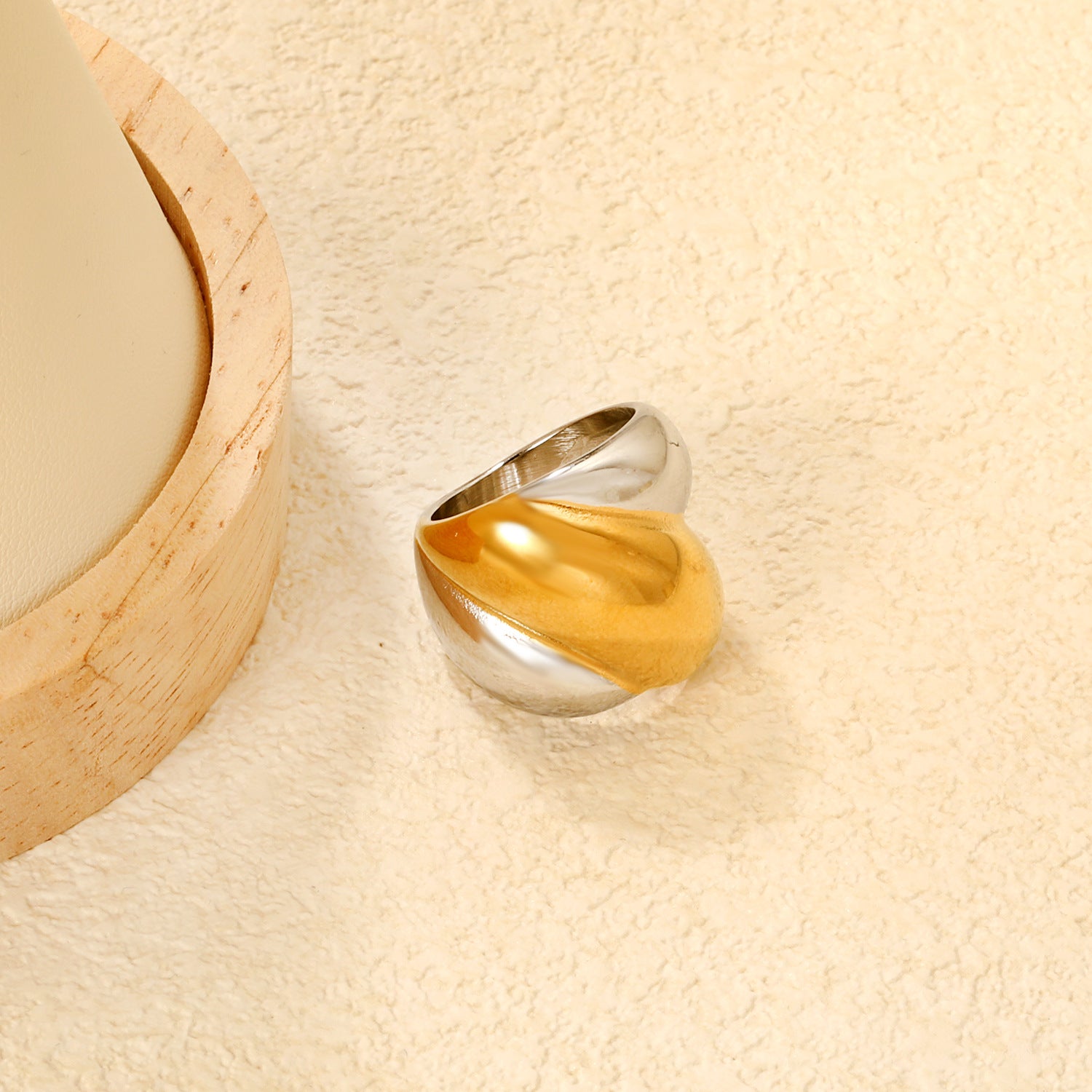 Damen Ring mit zeitlosem, geschwungenem Design aus hochwertigem Edelstahl und elegantem Goldakzent Shop Nory