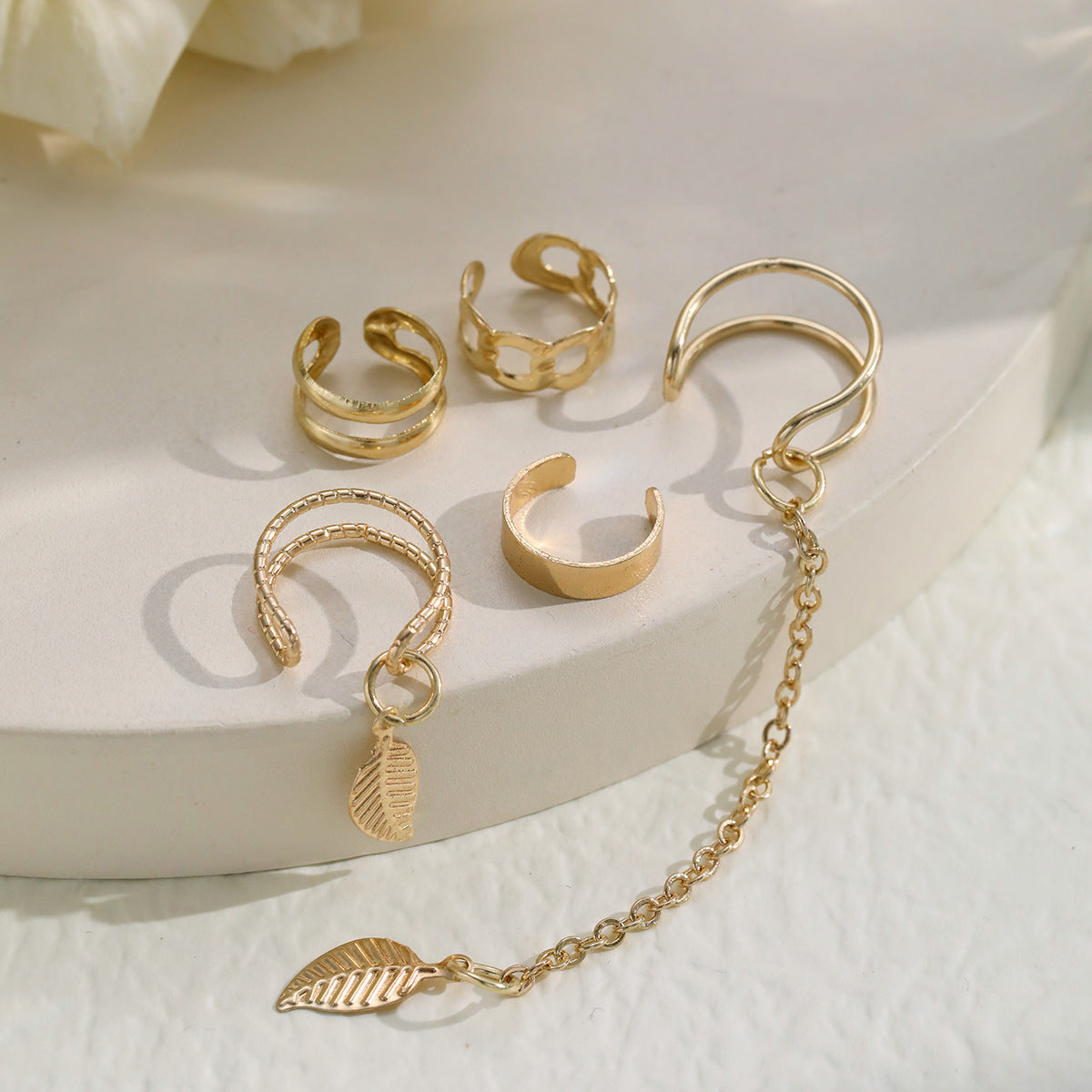 Damen Ohrcuff mit elegantem Blätterdesign und feinen Kettenakzenten Shop Nory