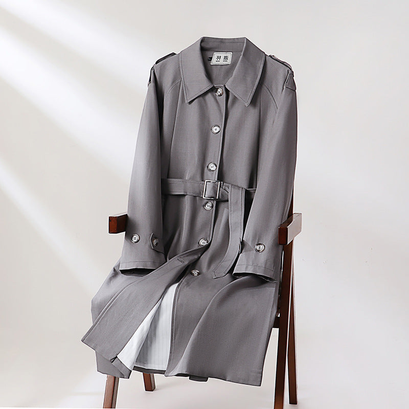 Herren Lang geschnittener Trenchcoat mit taillierendem Gürtel und dekorativen Schulterriegeln Shop Nory