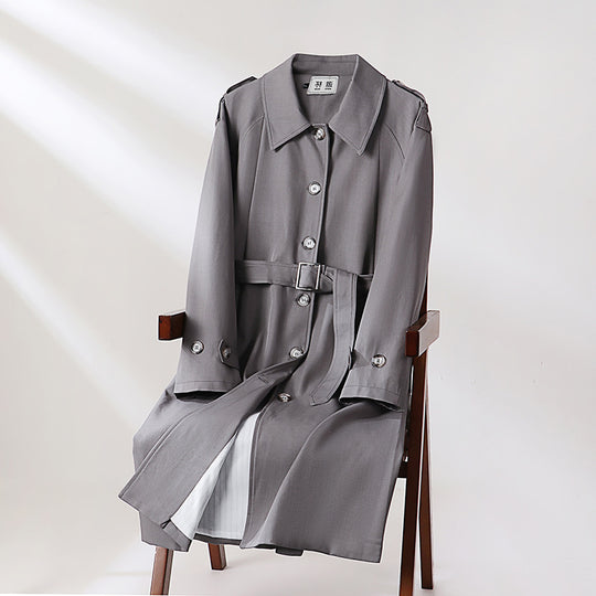 Herren Lang geschnittener Trenchcoat mit taillierendem Gürtel und dekorativen Schulterriegeln Shop Nory