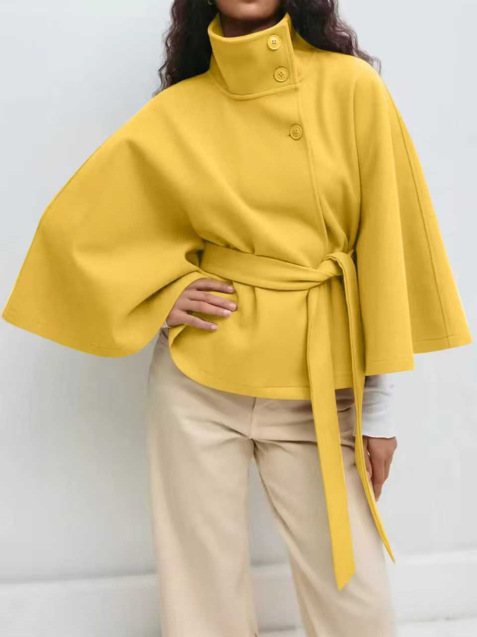 Damen Weit geschnittener Cape-Mantel mit hohem Stehkragen, Knopfleiste und Bindegürtel Shop Nory
