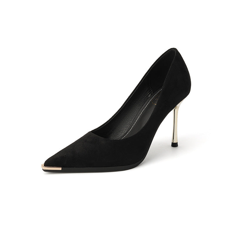 Damen Velours‑Pumps mit schmalem goldfarbenem Stilettoabsatz und Metallkappen‑Detail Shop Nory