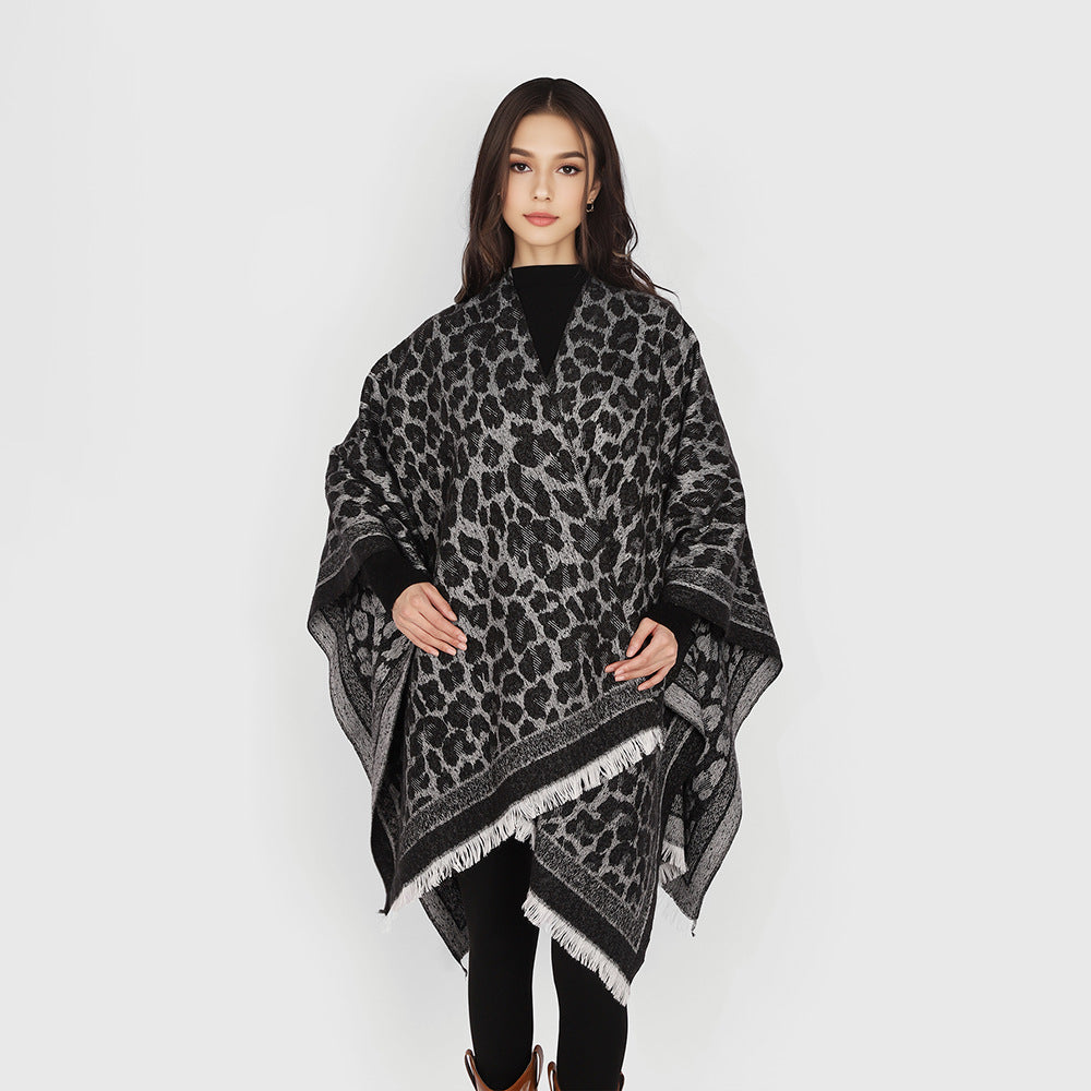 Damen Jacquard‑Poncho im Oversize‑Überwurf mit Leoprint und Fransensaum Shop Nory