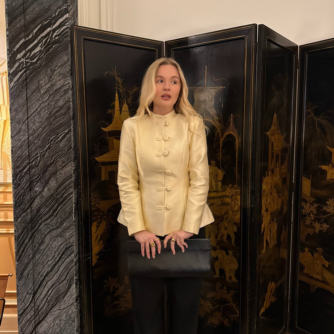 Damen Taillierter Satinblazer mit Stehkragen, Zierkordel‑Knöpfen und Schößchen Shop Nory