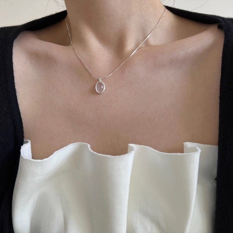 Damen Halskette mit ovalem Anhänger aus hochwertigem Edelstein und zarter Silberkette Shop Nory