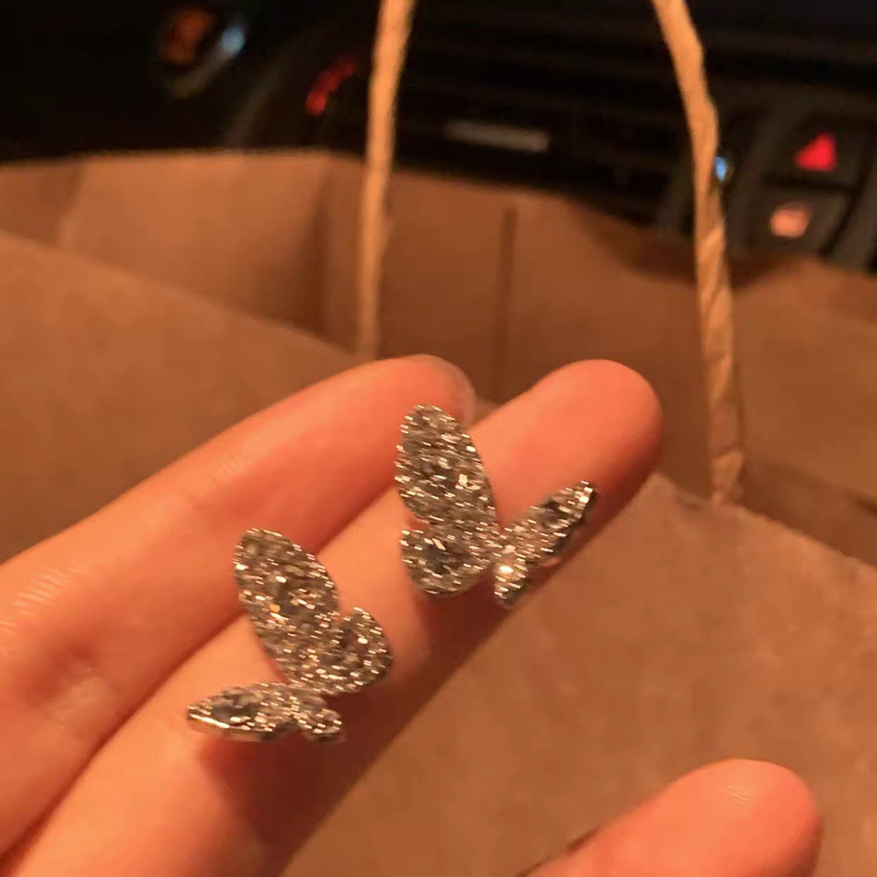 Damen Ohrstecker im Schmetterlingsdesign mit funkelnden Kristallen Shop Nory