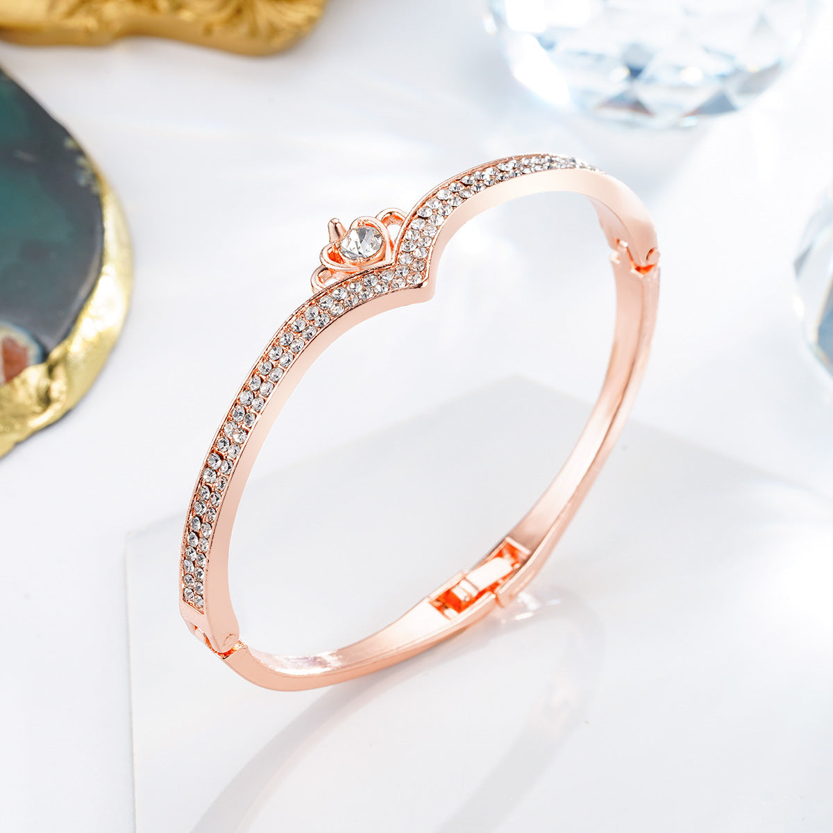 Damen Armreif mit funkelndem Zirkonia-Besatz und elegantem Design Shop Nory