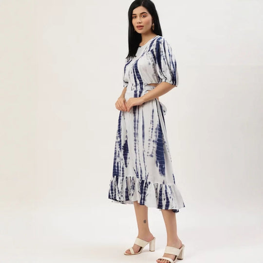 Damen Midikleid mit Batikprint, tailliertem Schnitt, seitlichem Cut-Out und Volant-Saum Shop Nory