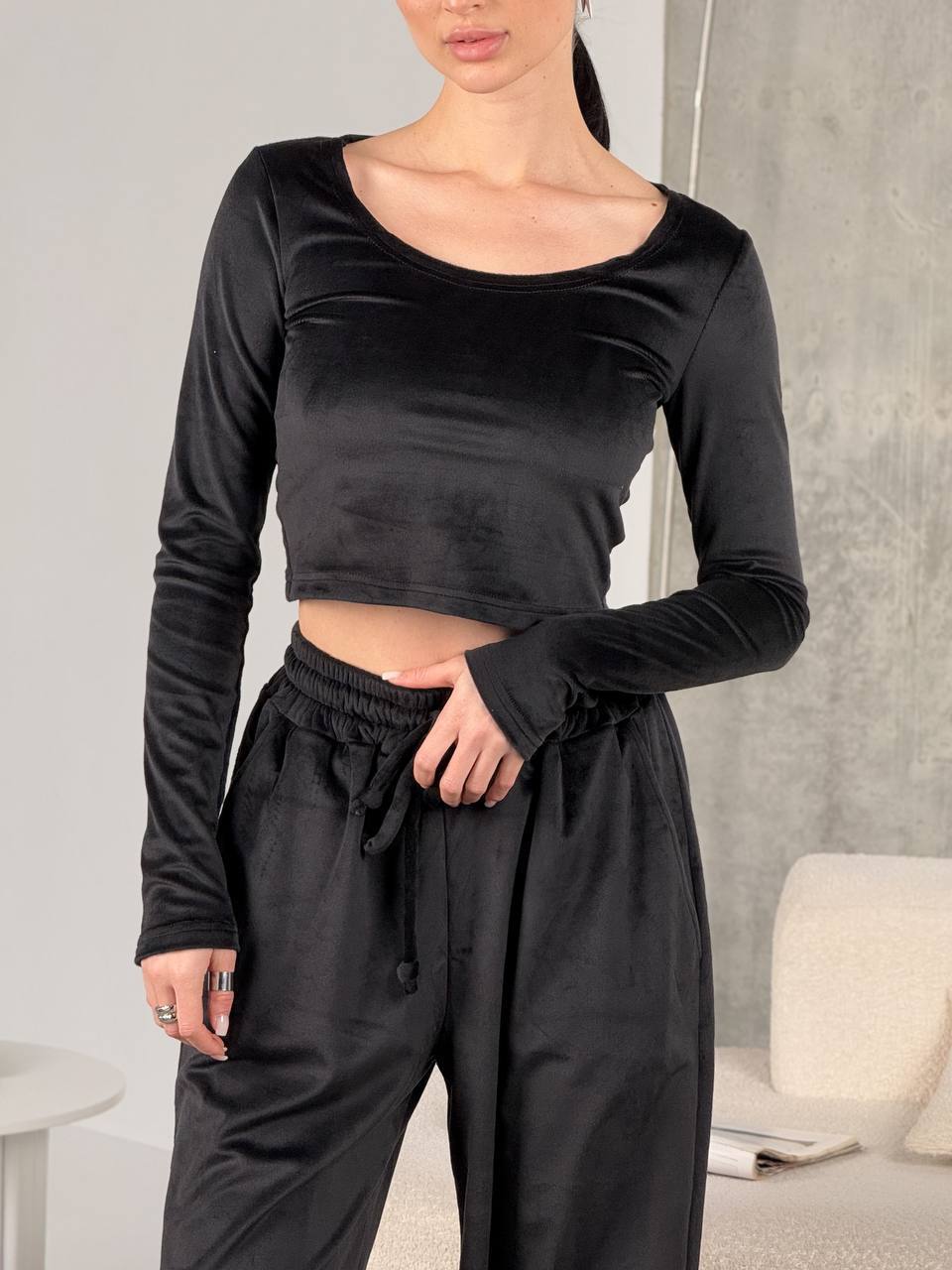Damen samtiges bauchfreies Langarm-Crop-Top mit weitem Rundhalsausschnitt Shop Nory
