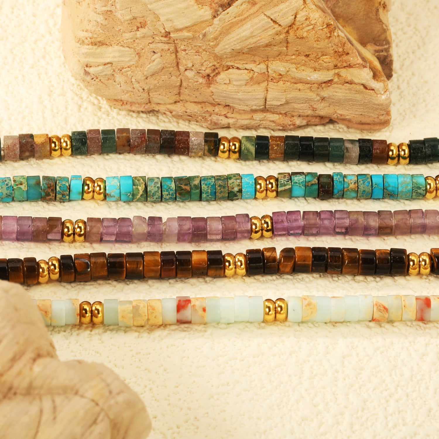 Damen Armband mit bunten Tigeraugen-Perlen und goldplattierten Akzenten Shop Nory