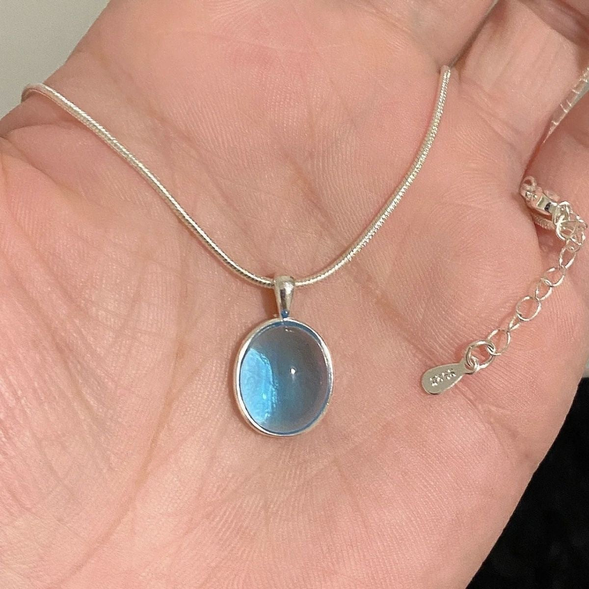 Damen Halskette mit ovalem Anhänger aus hochwertigem Edelstein und zarter Silberkette Shop Nory