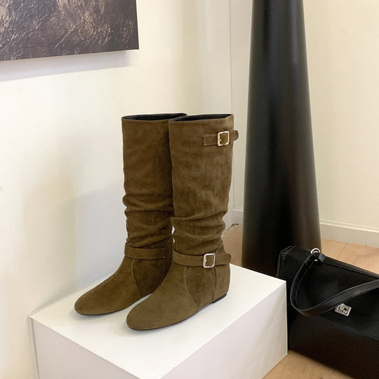 Damen Kniehohe Veloursleder-Slouchstiefel mit verstellbaren Zierriemen und flacher Keilsohle Shop Nory