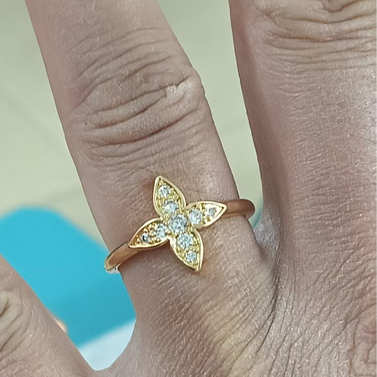 Damen eleganter Ring mit kunstvollem Kreuzdesign und funkelnden Zirkonia Shop Nory