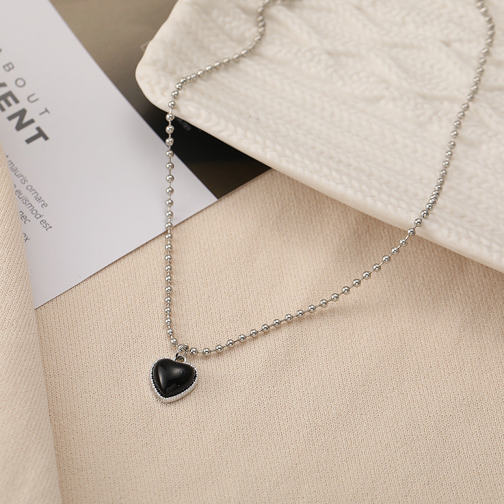 Damen Halskette mit herzförmigem Anhänger und funkelnden Details Shop Nory