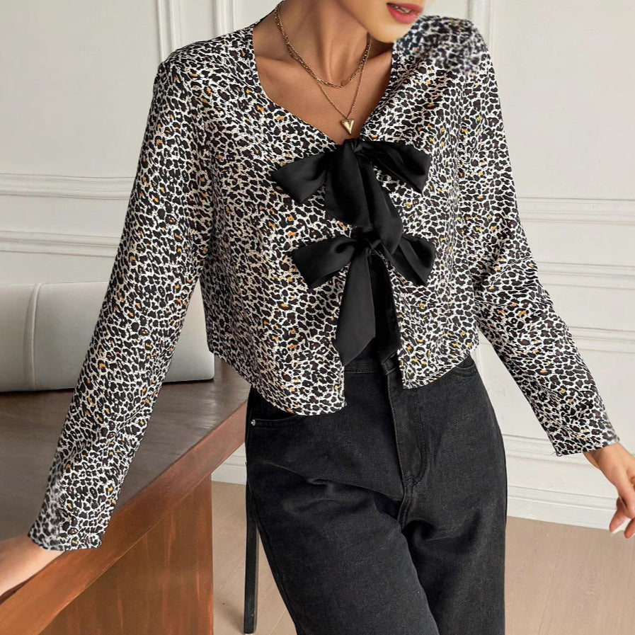Damen Kurzbluse mit Leo-Print, V‑Ausschnitt und dekorativen Zierschleifen Shop Nory