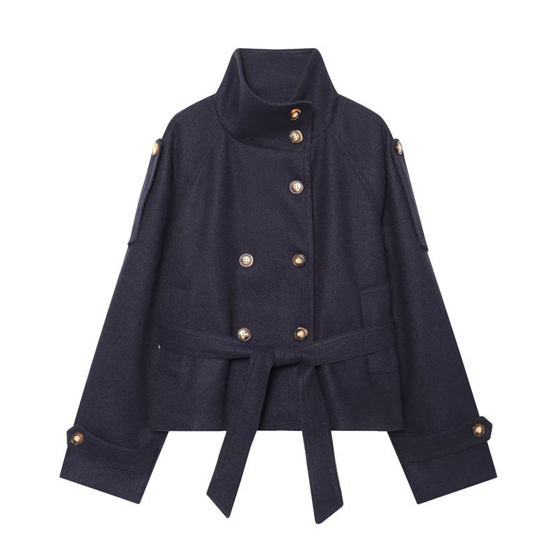Damen Kurzjacke im Boxy-Cut mit hohem Stehkragen, Taillengürtel und Zierknopfleiste Shop Nory