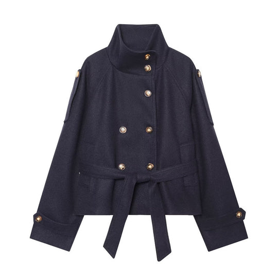 Damen Kurzjacke im Boxy-Cut mit hohem Stehkragen, Taillengürtel und Zierknopfleiste Shop Nory