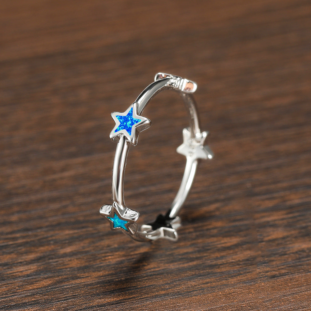 Damen Ring mit funkelnden Stern-Elementen und opalisierten Akzenten Shop Nory