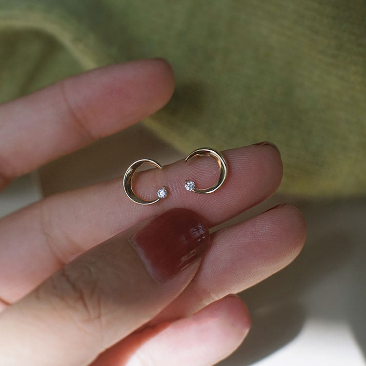 Damen Ohrstecker mit elegantem Mond-Design und funkelnden Akzenten Shop Nory