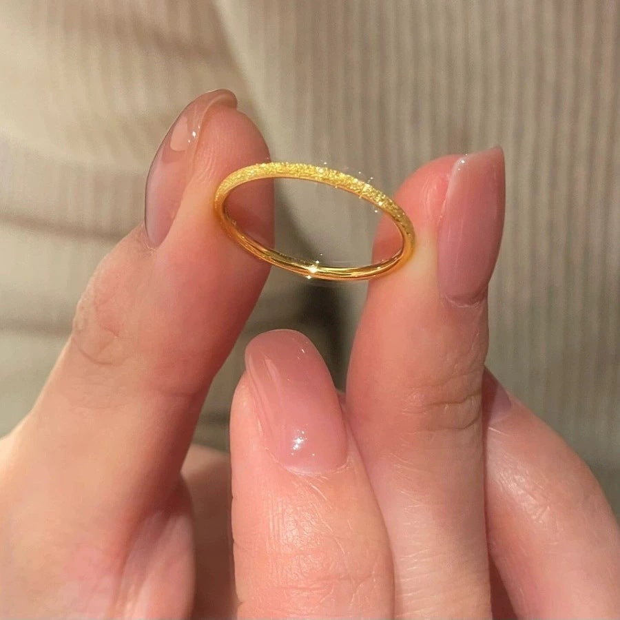 Damen Ring mit funkelndem goldenen Finish und elegantem Design Shop Nory