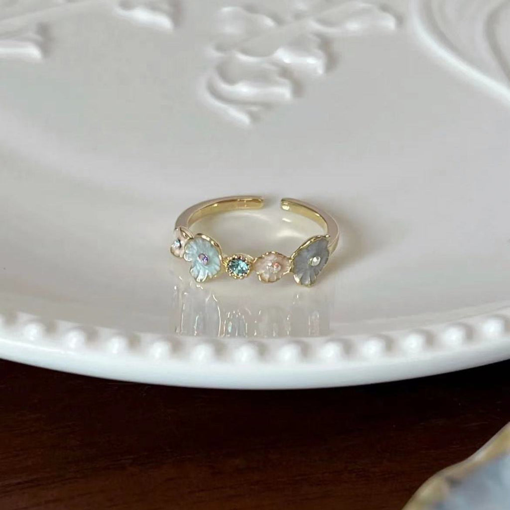 Damenring mit floralem Design und funkelnden Akzenten Shop Nory