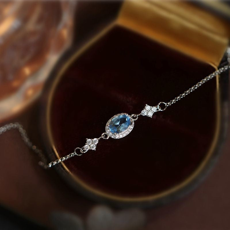 Zierliches Armband mit Ovaler mittelfassung und Zirkonia-Details