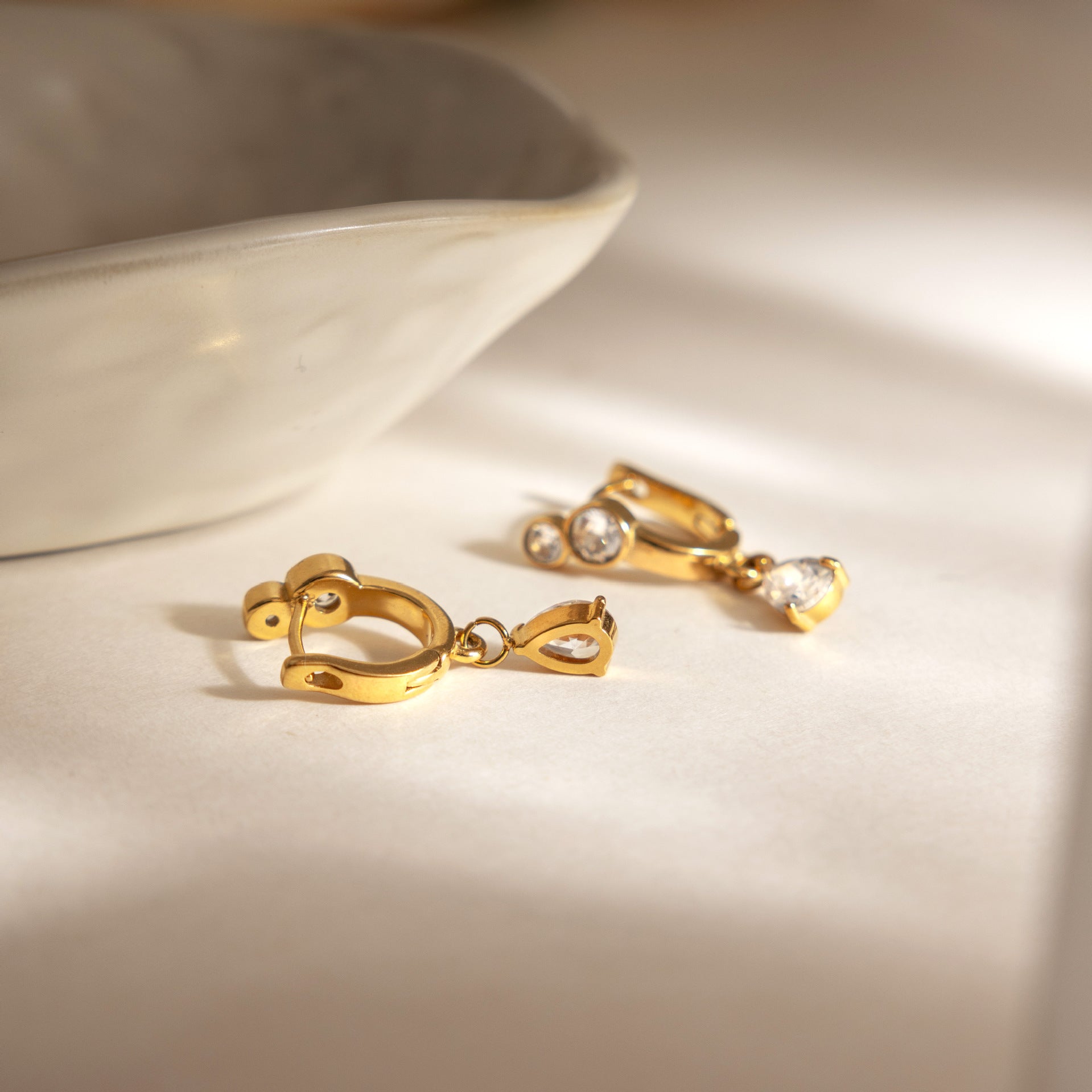 Damen Ohrhänger mit eleganten Zirkonia-Details und hypoallergenen Eigenschaften Shop Nory