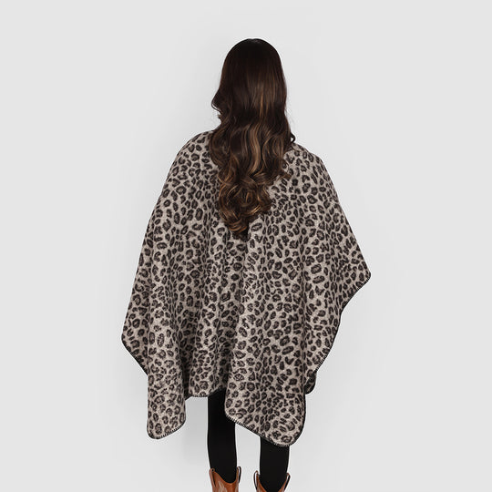 Damen Oversize-Poncho aus Wollmix mit dezentem Leo-Jacquard und asymmetrischem Zipfelsaum Shop Nory