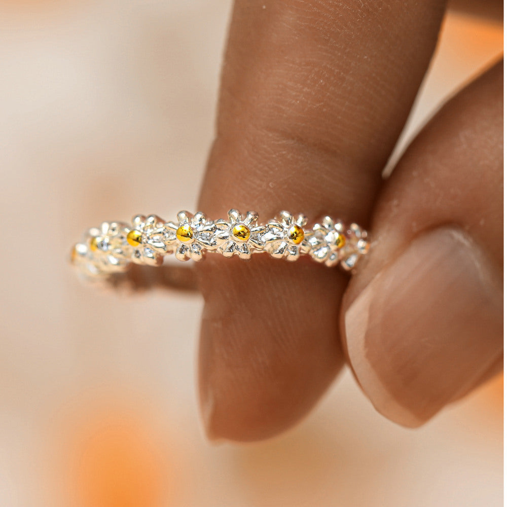 Damenring mit filigranem Blumenmuster und funkelnden Zirkonia Shop Nory
