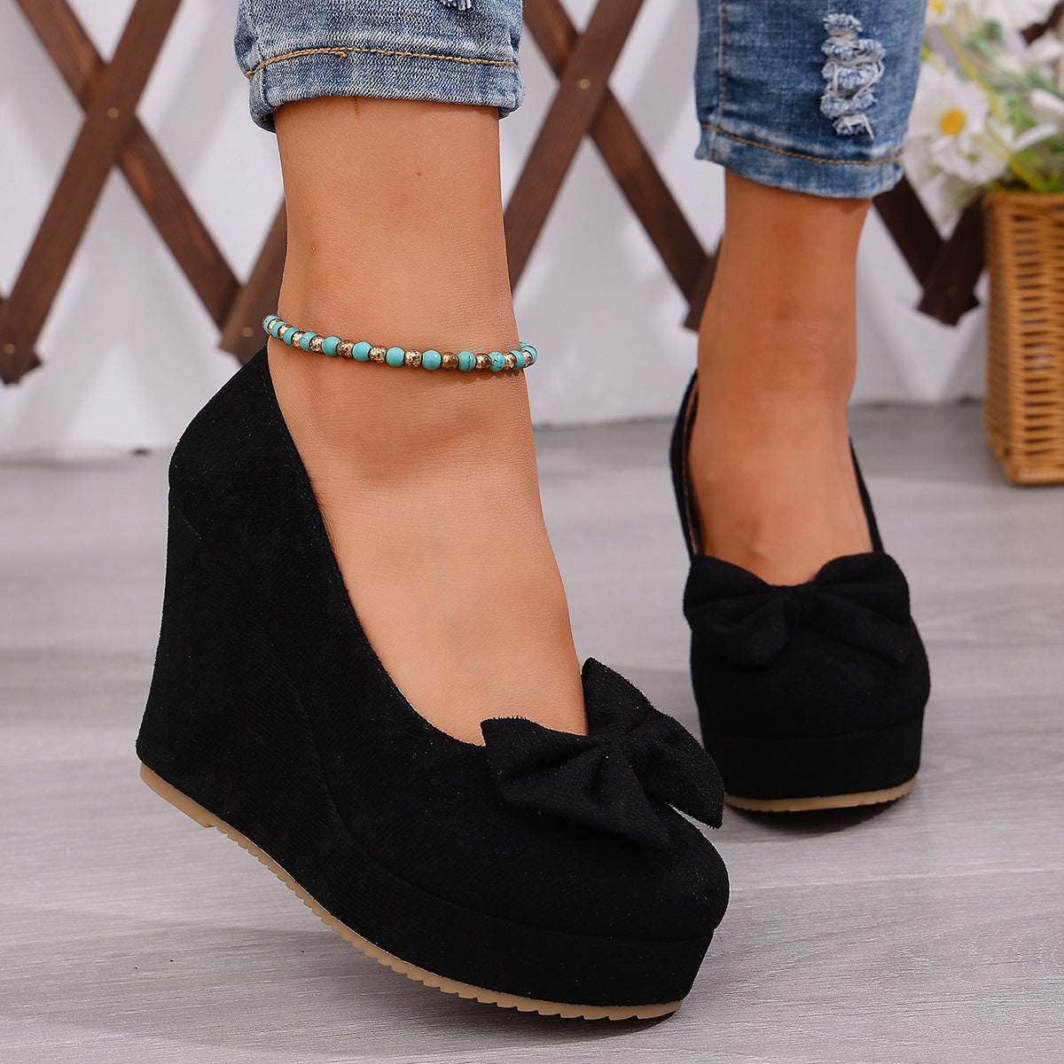 Damen Wedge-Pumps mit zierlichem Riemen und glänzendem Akzent Shopnory