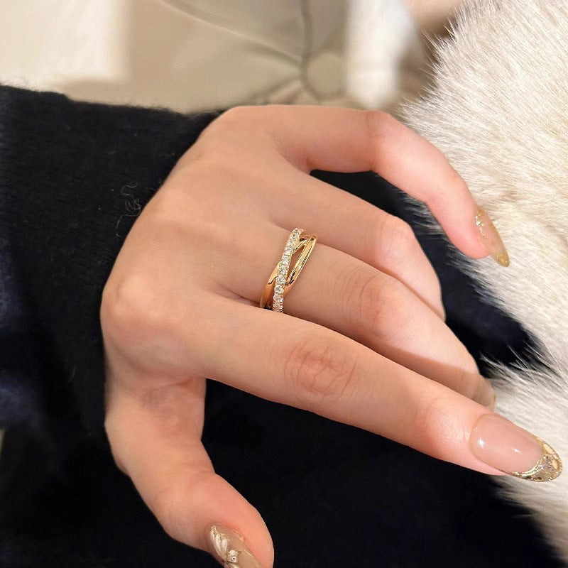 Damenring mit kunstvollen Details und funkelnden Zirkonia Shop Nory