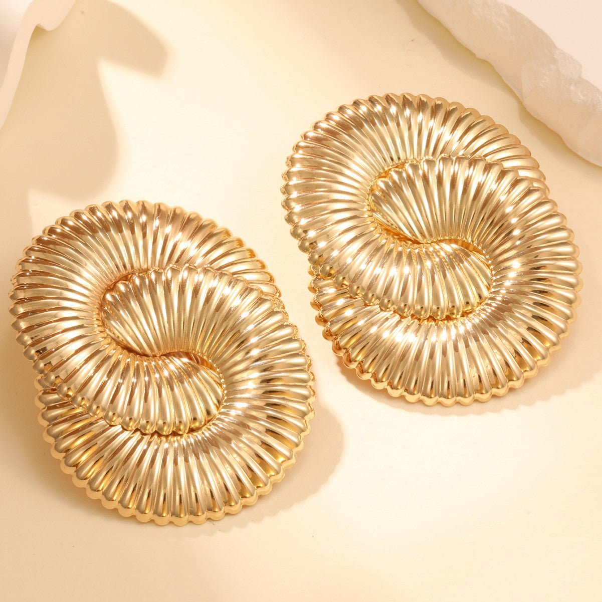 Damen Ohrstecker im geschwungenen Spiraldesign Shop Nory
