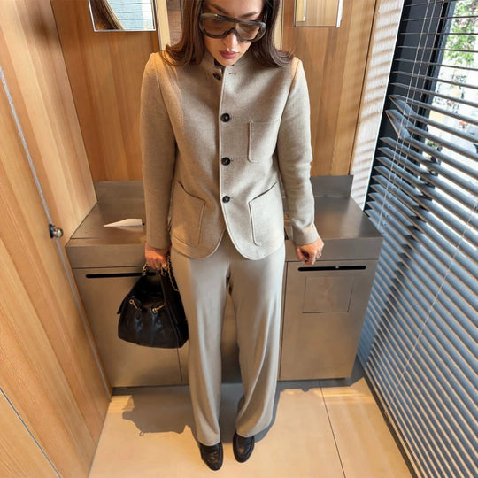 Damen Taillierte Jackenblazer aus Woll-Mix mit Stehkragen, geschwungener Saum und aufgesetzten Taschen Shop Nory