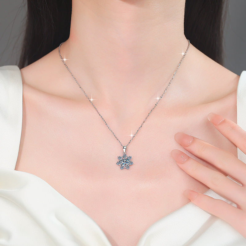 Damen Halskette mit funkelndem Schneeflockenanhänger Shop Nory