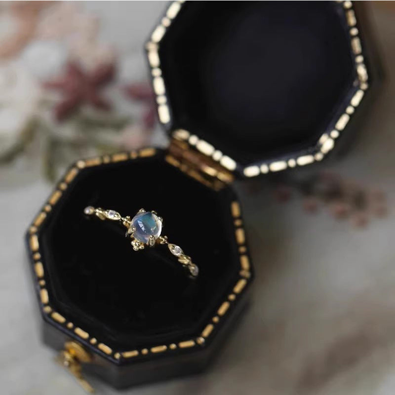 Damen eleganter Ring mit ovalem blauen Edelstein und funkelnden Zirkonia Shop Nory