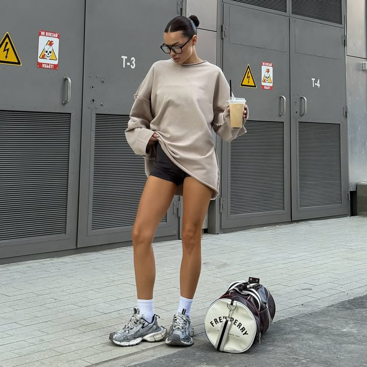 Damen ultraweites Relax-Sweatshirt mit ausgefransten Nähten und asymmetrischem Saum Shop Nory