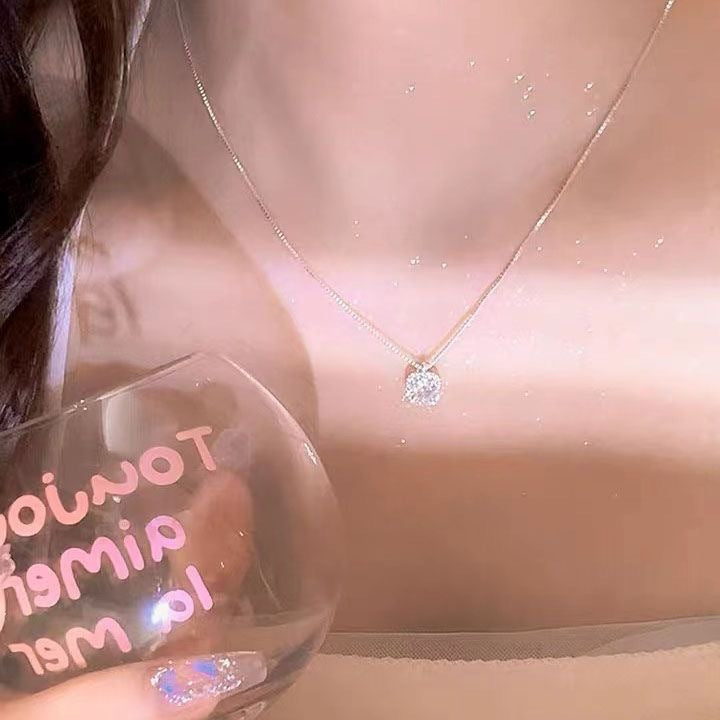 Damen Halskette mit funkelndem Zirkonia-Anhänger und elegantem Design Shop Nory