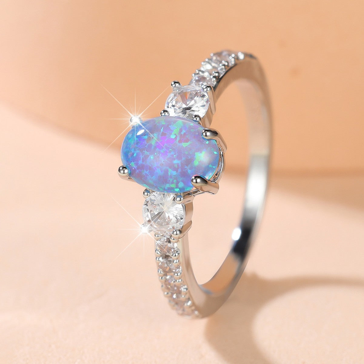 Damen Ring mit funkelndem Opal und zarten Zirkonia-Details Shop Nory