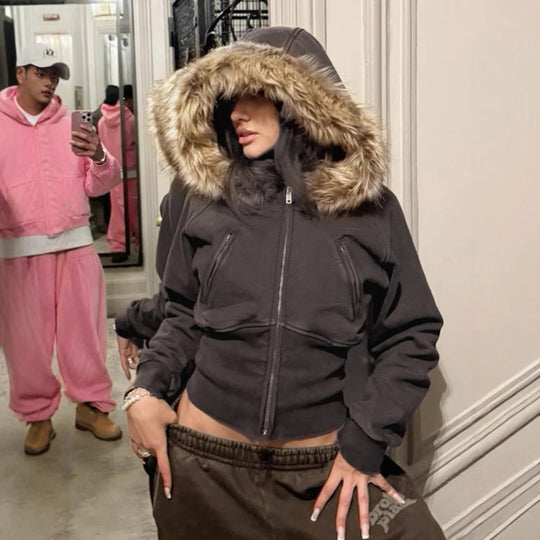 Damen nan kurz geschnittene Kapuzenjacke mit Kunstfellkapuze, Reißverschluss und tailliertem Bündchen Shop Nory