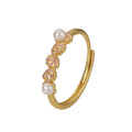 Damen Ring mit perlenschmückendem Blütenmotiv und filigraner Goldverzierung Shop Nory