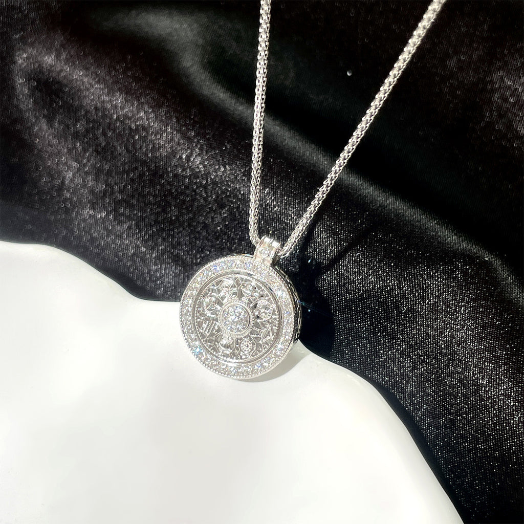 Damen Halskette mit funkelndem Kristallanhänger und eleganter Umrandung Shop Nory