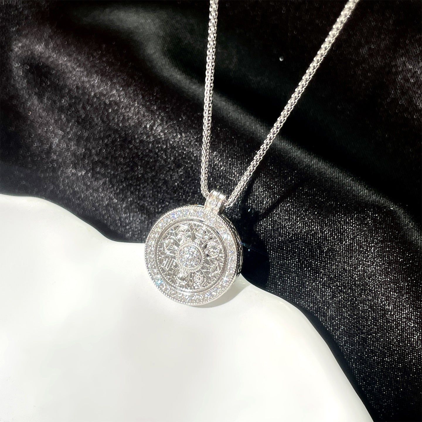 Damen Halskette mit funkelndem Kristallanhänger und eleganter Umrandung Shop Nory