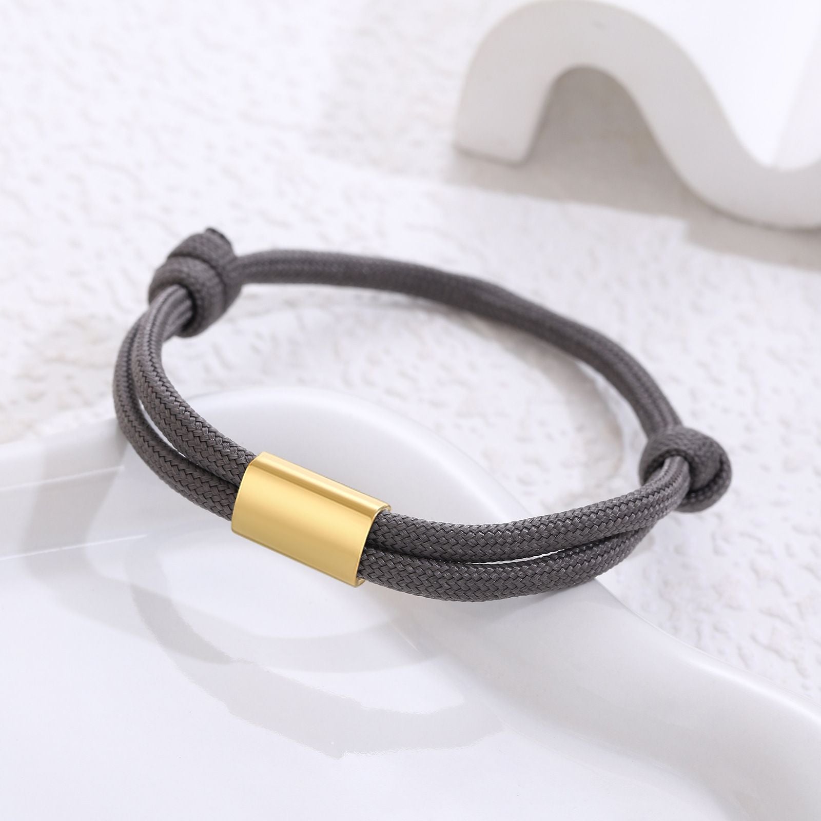 Damen geflochtenes Armband aus robustem Material mit goldener Akzentverschlus Shop Nory