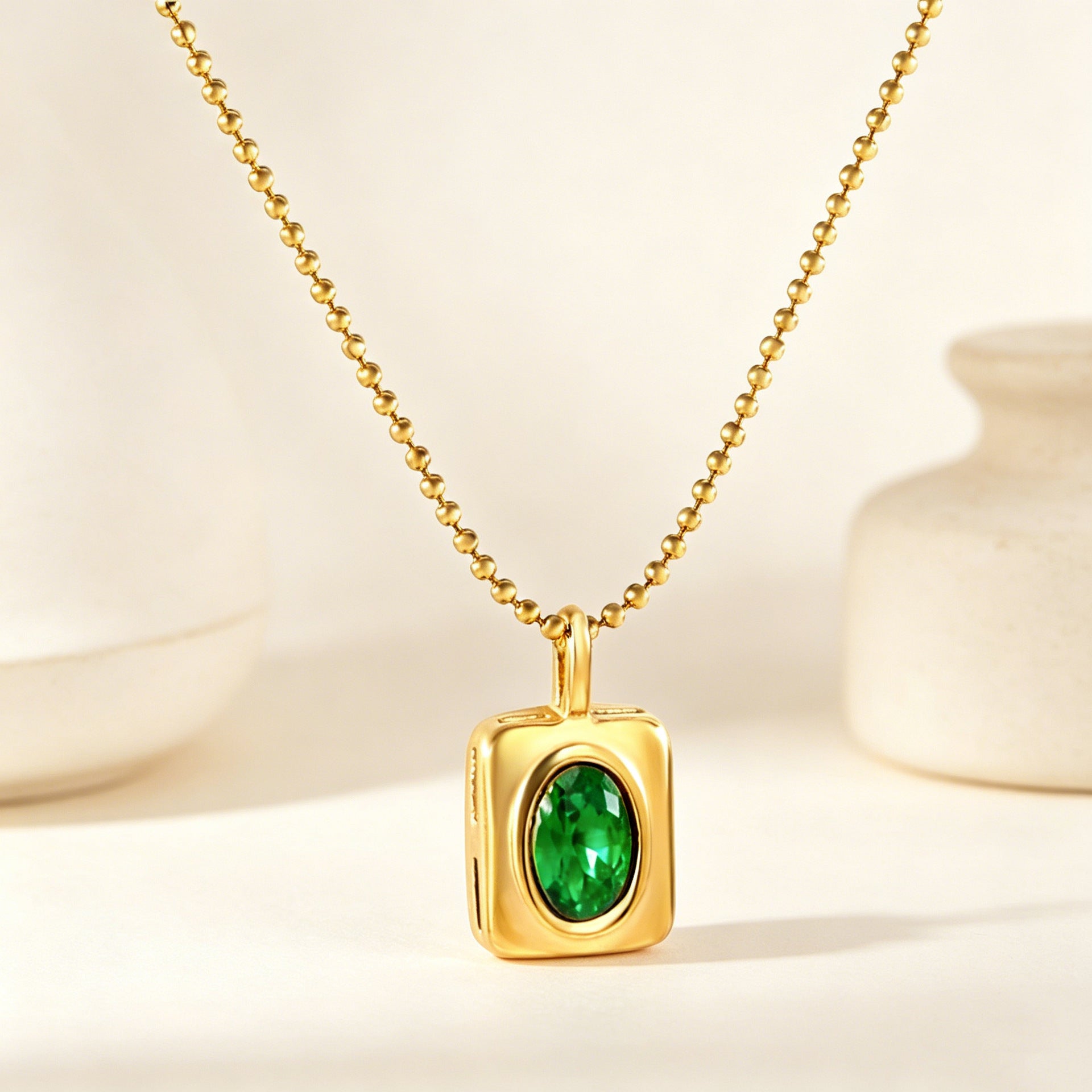 Damen Halskette mit goldplattiertem Anhänger und grünem Edelstein Shop Nory