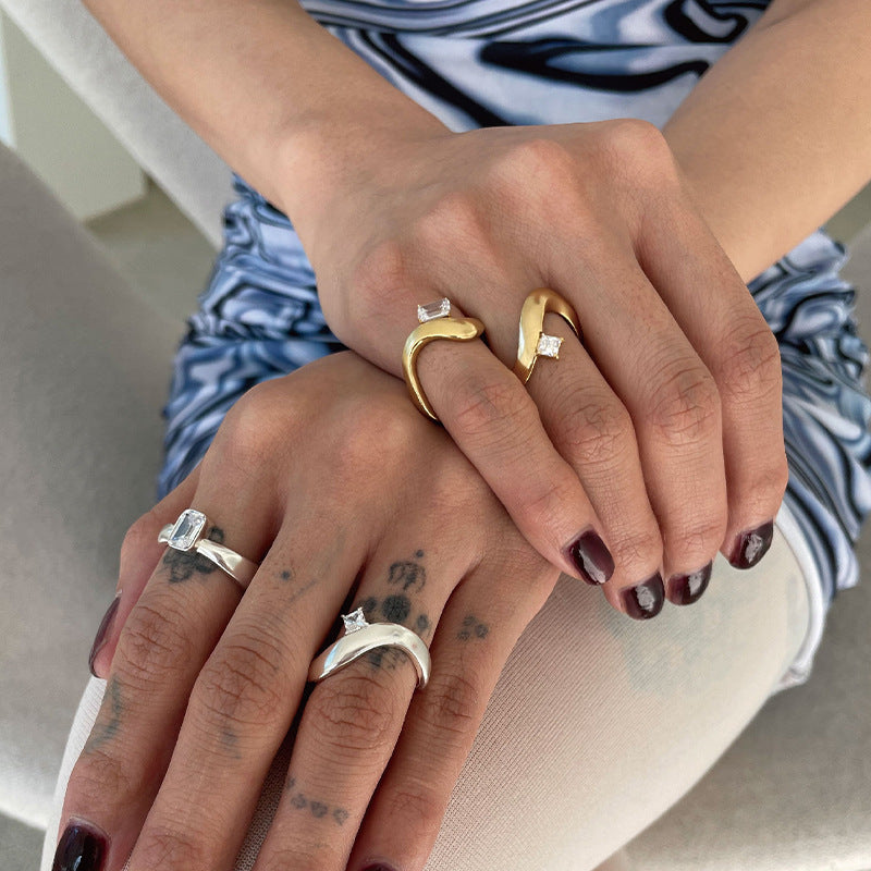 Damenring mit geschwungenem Design und quadratischem Zirkonia Shop Nory