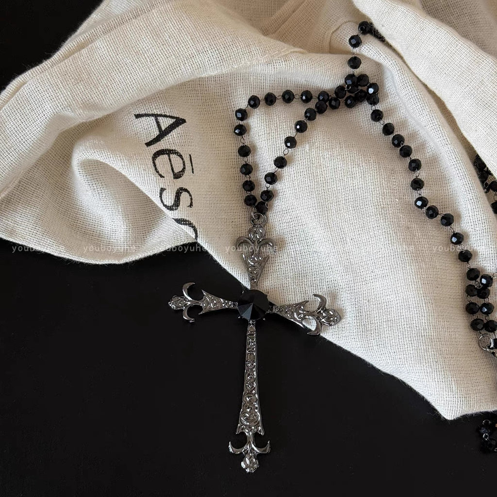 Damen Kette mit funkelndem Kreuzanhänger und eleganten Perlendetails Shop Nory