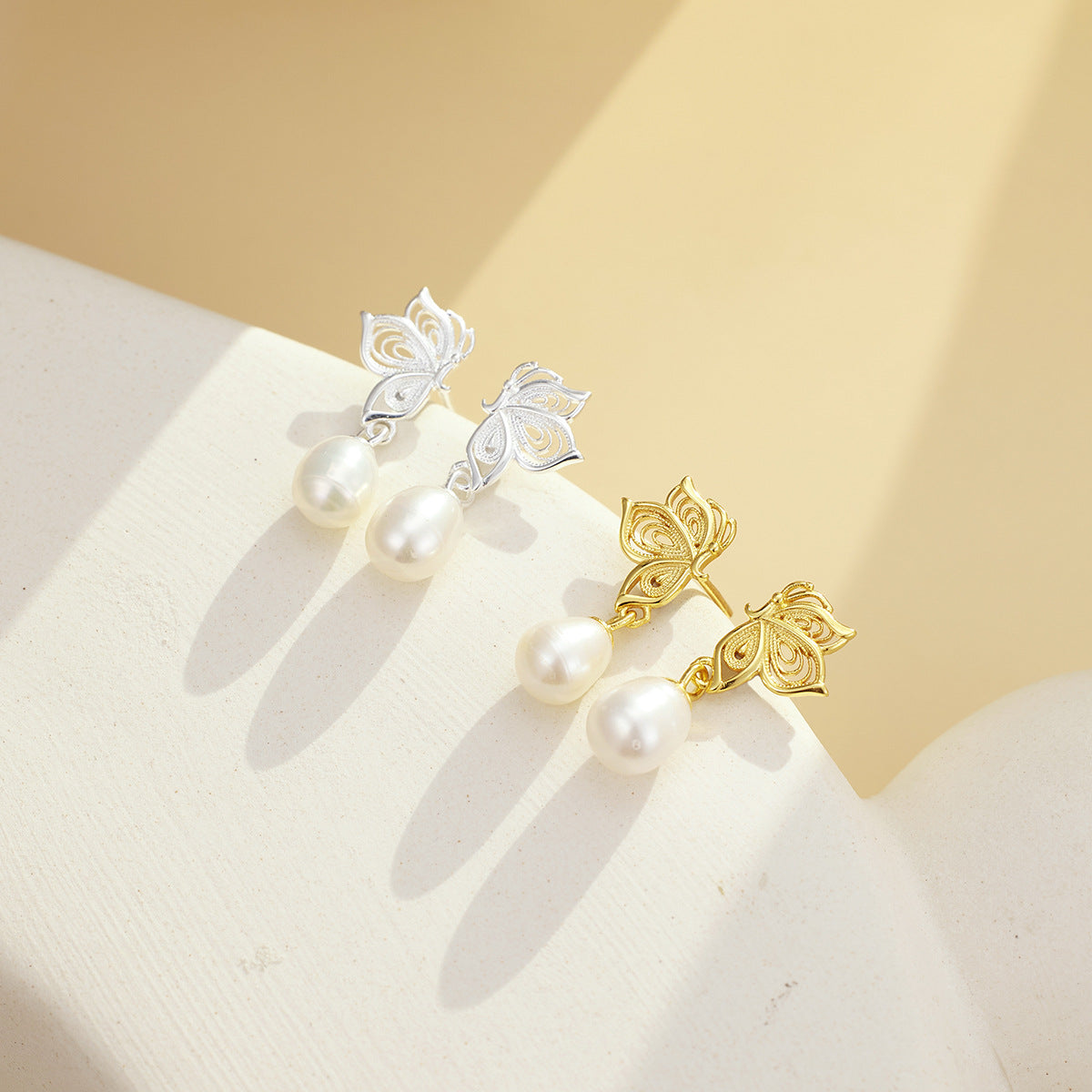 Damen elegante Ohrringe mit filigranem Schmetterlingsdesign und Perlenanhängern Shop Nory