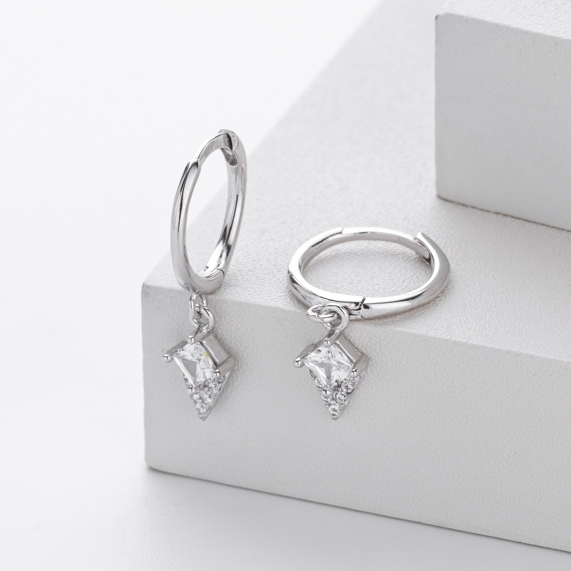 Damen Ohrhänger mit funkelndem Zirkonanhänger aus 925 Sterling Silber Shop Nory